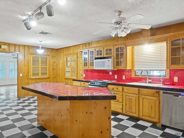 108 W 2ND STREET, Hughes Springs, TX 75656