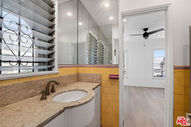 900 S Wooster Street 2, Los Angeles, CA 90035