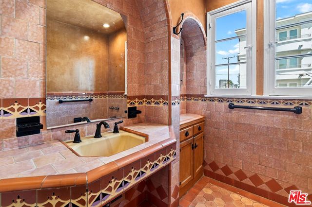 900 S Wooster Street 2, Los Angeles, CA 90035