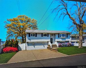 367 Erlanger Boulevard, North Babylon, NY 11703