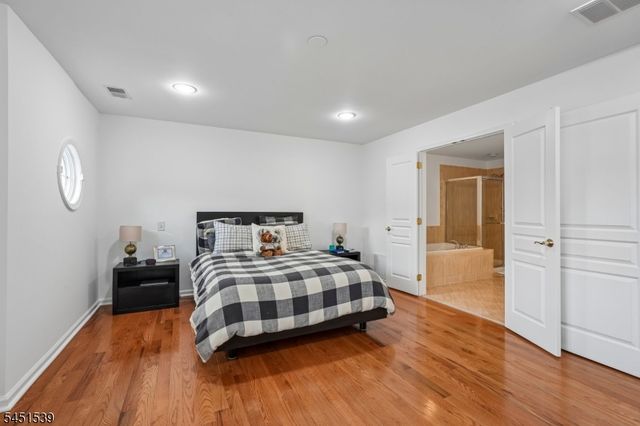 2 Constitution Ln, Totowa Boro, NJ 07512