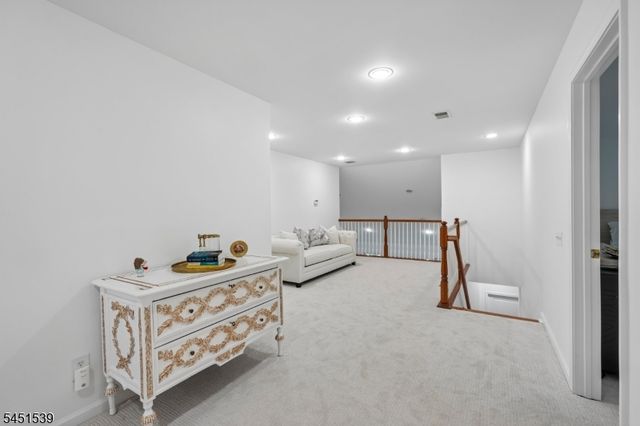 2 Constitution Ln, Totowa Boro, NJ 07512