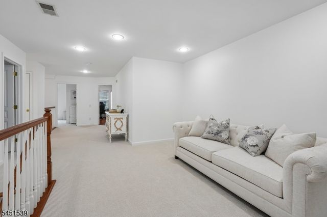 2 Constitution Ln, Totowa Boro, NJ 07512