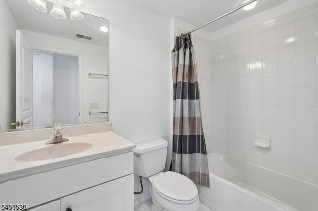 2 Constitution Ln, Totowa Boro, NJ 07512