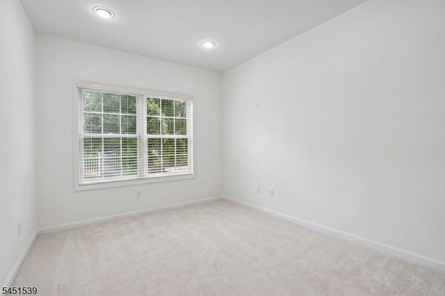 2 Constitution Ln, Totowa Boro, NJ 07512