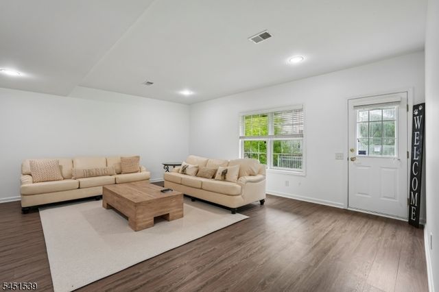 2 Constitution Ln, Totowa Boro, NJ 07512