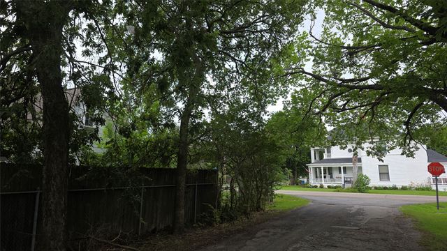 313 N Pearl Street, Trenton, TX 75490