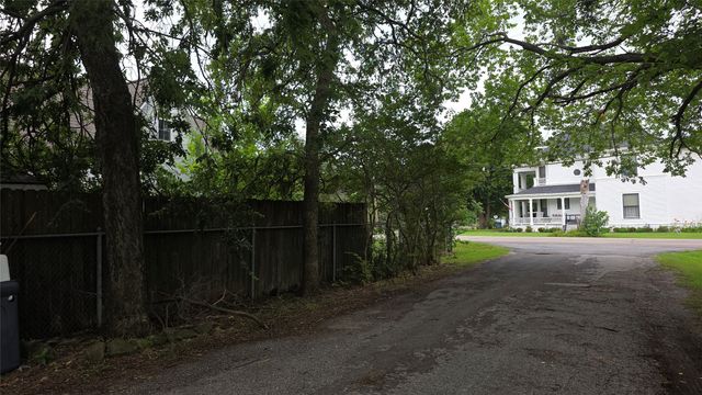 313 N Pearl Street, Trenton, TX 75490