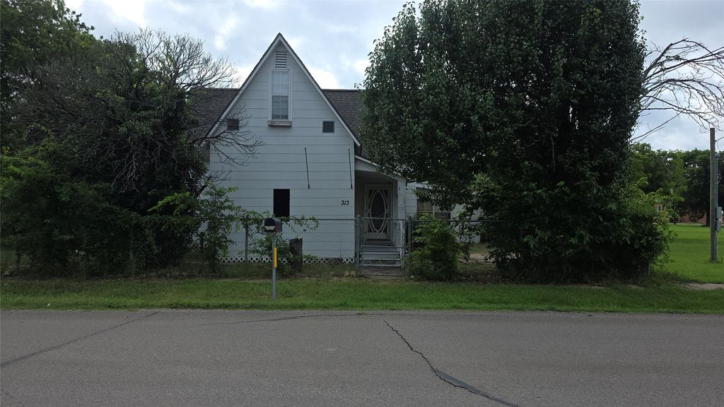 313 N Pearl Street, Trenton, TX 75490