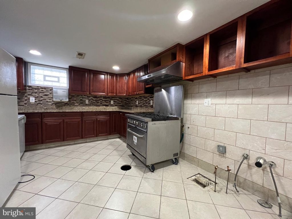 Image 68 of property listing at 228 N MONTFORD AVE, Baltimore, MD 21224