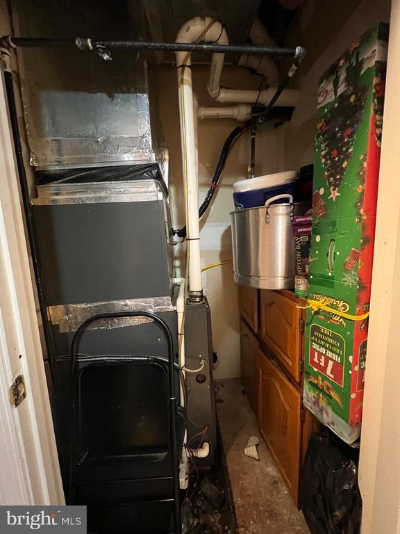 Image 91 of property listing at 228 N MONTFORD AVE, Baltimore, MD 21224