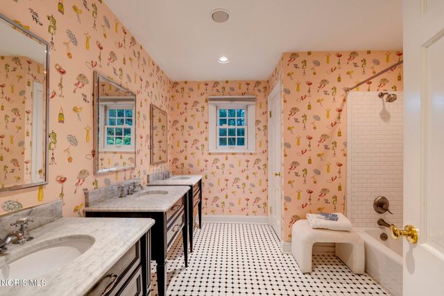 3000 Valley View Drive, Ottawa Hills, OH 43615