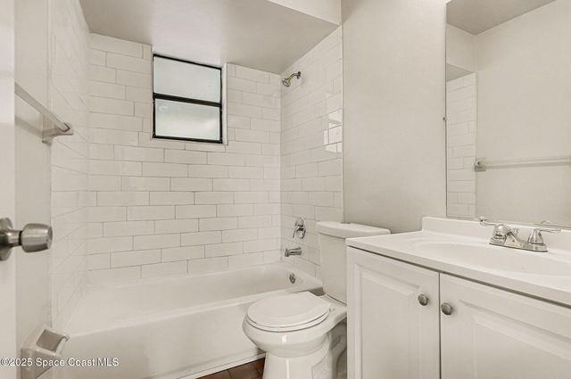 1337 Pakenham Street NW, Palm Bay, FL 32907