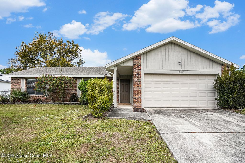 1337 Pakenham Street NW, Palm Bay, FL 32907