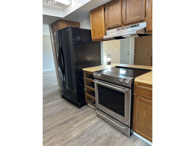 2065 HAYES St, North Bend, OR 97459