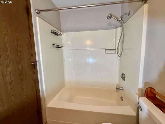 2065 HAYES St, North Bend, OR 97459