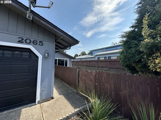 2065 HAYES St, North Bend, OR 97459