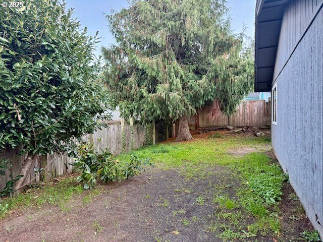 2065 HAYES St, North Bend, OR 97459