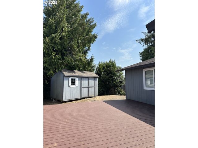 2065 HAYES St, North Bend, OR 97459