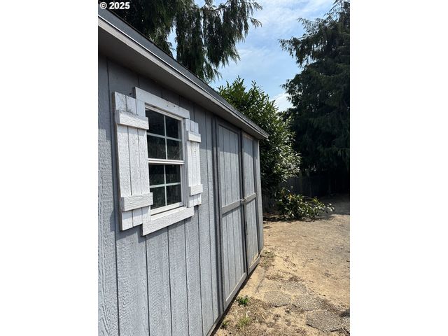 2065 HAYES St, North Bend, OR 97459