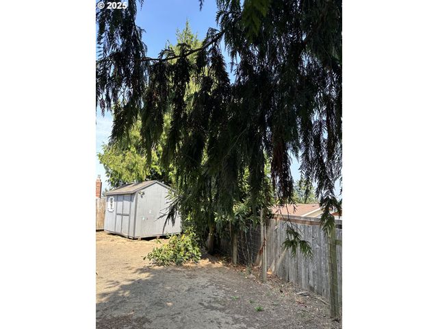 2065 HAYES St, North Bend, OR 97459