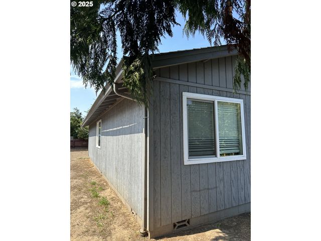 2065 HAYES St, North Bend, OR 97459