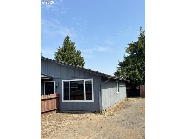 2065 HAYES St, North Bend, OR 97459