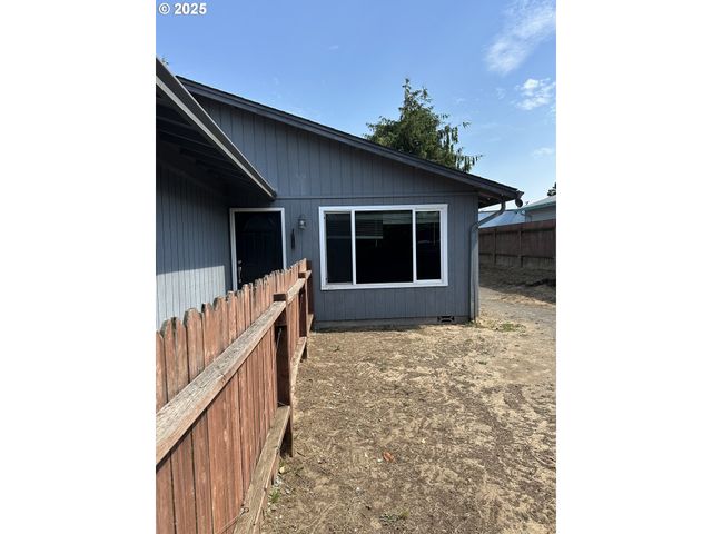 2065 HAYES St, North Bend, OR 97459