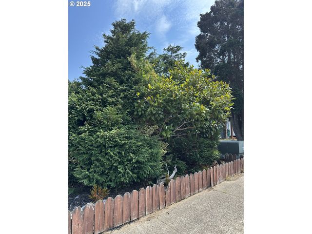 2065 HAYES St, North Bend, OR 97459