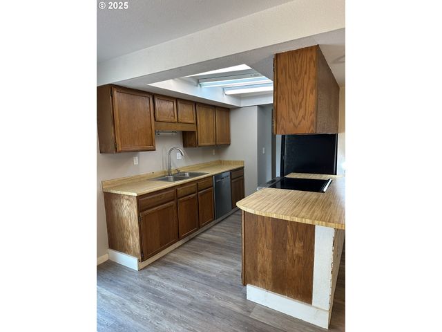 2065 HAYES St, North Bend, OR 97459