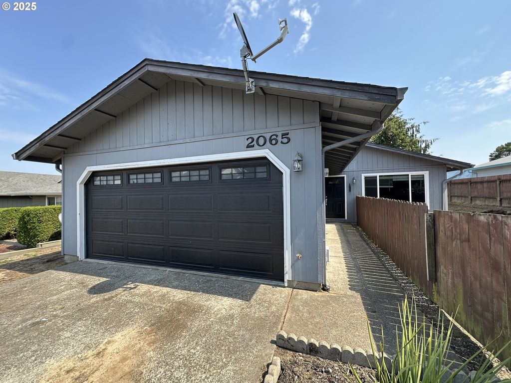 2065 HAYES St, North Bend, OR 97459