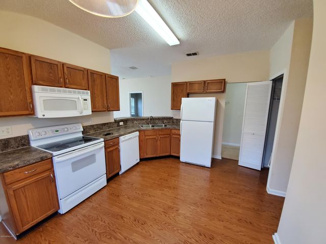 3432 INTERNATIONAL VILLAGE Drive W, Jacksonville, FL 32277