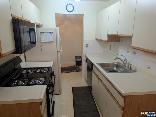 5 Colonial Village Drive, Hillsdale, NJ 07642