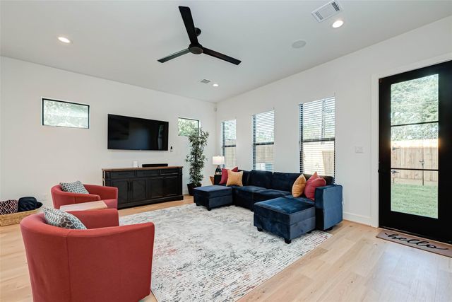 4101 Edison Street, Houston, TX 77009