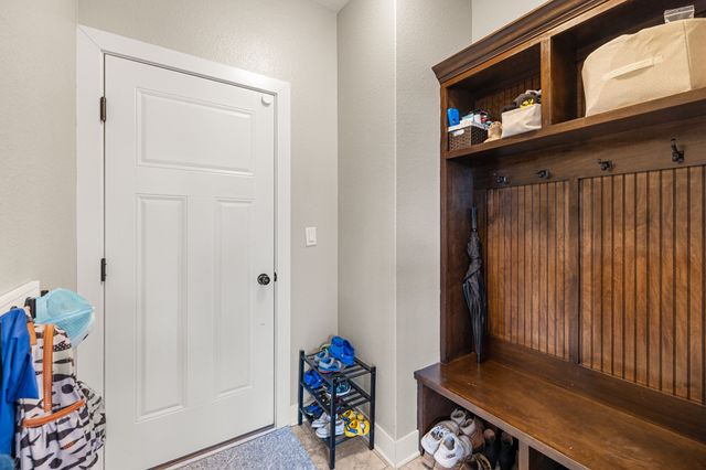 9324 Sugar Creek Circle, West Des Moines, IA 50266