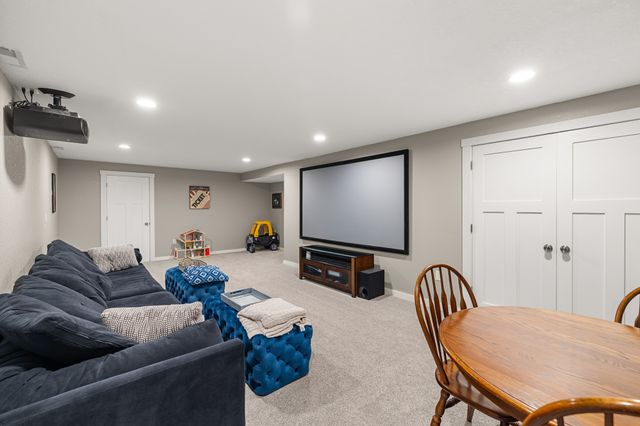 9324 Sugar Creek Circle, West Des Moines, IA 50266