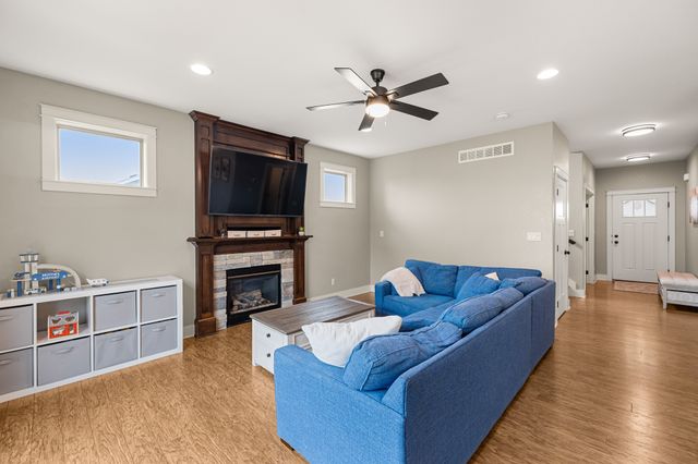 9324 Sugar Creek Circle, West Des Moines, IA 50266