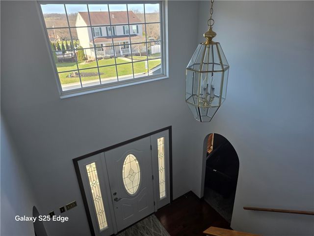 401 Lexington Dr, Southwest Greensburg Boro, PA 15601