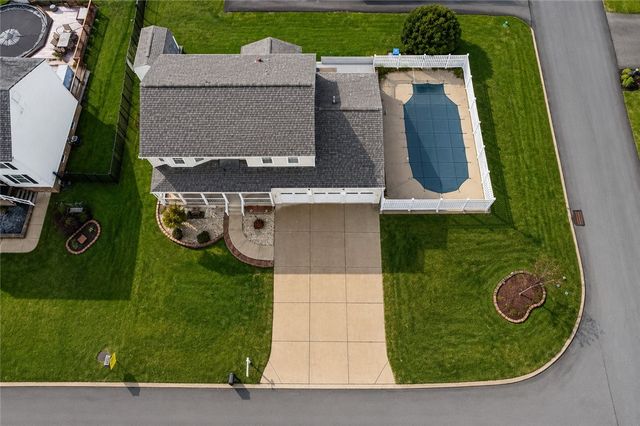 401 Lexington Dr, Southwest Greensburg Boro, PA 15601