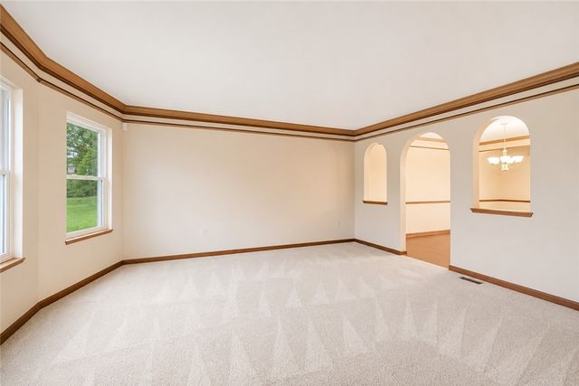 401 Lexington Dr, Southwest Greensburg Boro, PA 15601
