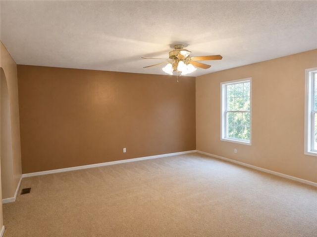 401 Lexington Dr, Southwest Greensburg Boro, PA 15601