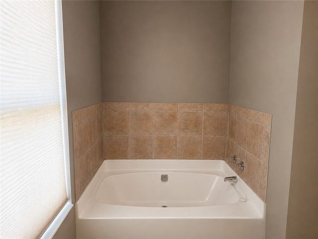 401 Lexington Dr, Southwest Greensburg Boro, PA 15601