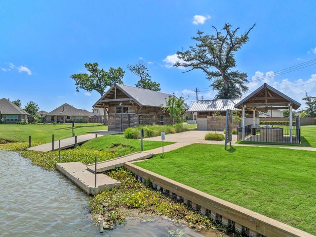 130 Water Grass Trail, Clute, TX 77531