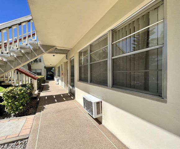 94 Windsor E, West Palm Beach, FL 33417