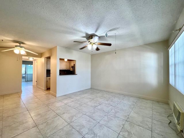 94 Windsor E, West Palm Beach, FL 33417