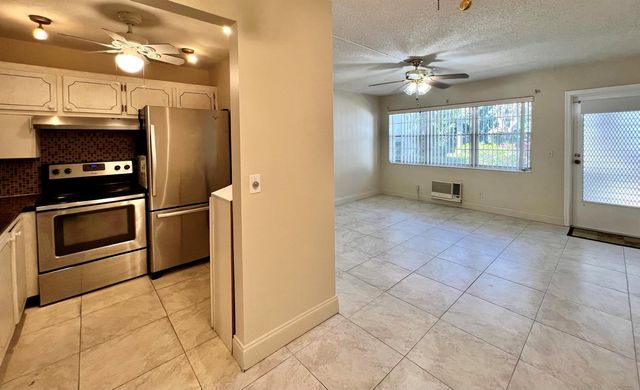 94 Windsor E, West Palm Beach, FL 33417