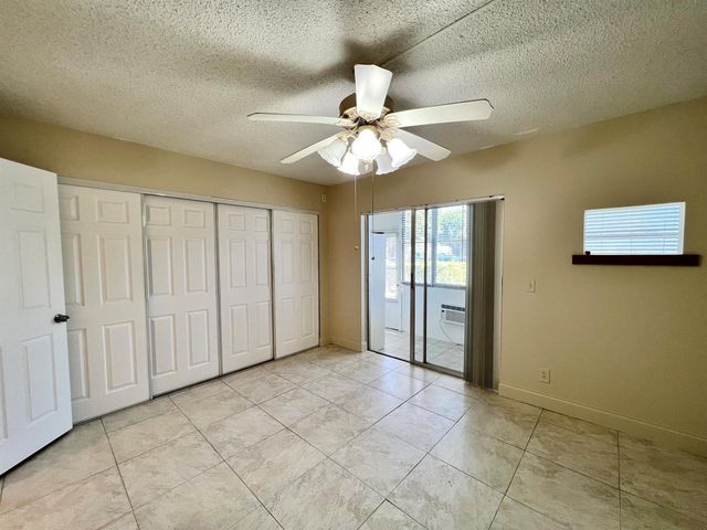 94 Windsor E, West Palm Beach, FL 33417