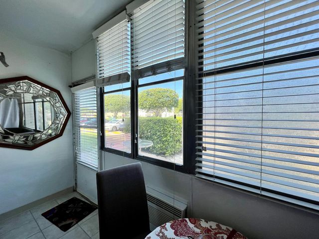 94 Windsor E, West Palm Beach, FL 33417