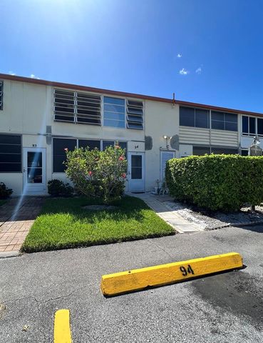 94 Windsor E, West Palm Beach, FL 33417