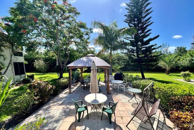 94 Windsor E, West Palm Beach, FL 33417